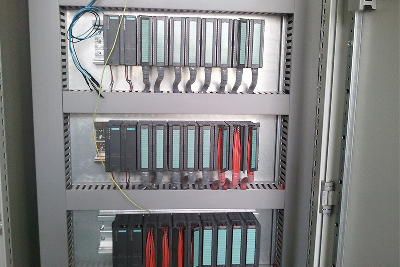 智能電氣控制柜的應(yīng)用與制造 多功能PLC電控柜引領(lǐng)現(xiàn)代工業(yè)自動(dòng)化